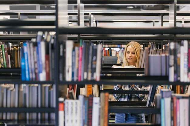 Jak współpraca z dystrybutorami wpływa na dostępność literatury w bibliotekach?